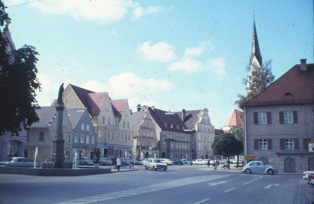 Im Jahr 1966 erhielt der Hauptplatz Fahrbahnmarkierungen mit Pfeilen zum richtigen Einordnen in die jeweilige Abbiegespur (1967).