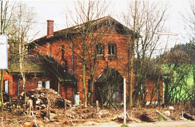 Das Wasserhaus mit Kohlenhütte östlich der Gleisanlage diente der Versorgung des Bahnhofs- und Wärterpersonals und besaß neben einer Dienstwohnung im rückwärtigen Bereich auch einen Maschinenraum (2000). | Foto: Heinrich Ponkratz