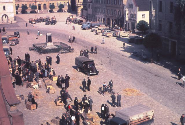 Vor Beginn der Massenmotorisierung ab 1955 störte der Ferkelmarkt auf Höhe des Landratsamts den Straßenverkehr nicht (ca. 1950).