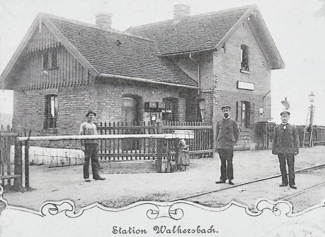 Der Haltepunkt Walkersbach wurde später zu einer Station mit Bahnhof erweitert und entsprechend mit Personal ausgestattet. Walkersbach erhielt auch ein eigenes Gütergleis. Ansichtskarte, ca. 1910