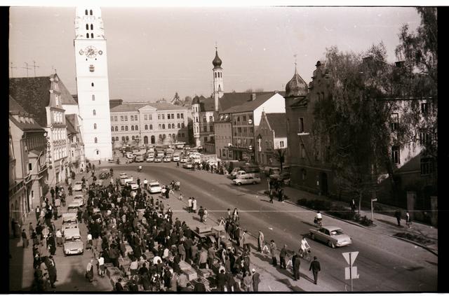 Rund 15 Jahre später waren Absperrungen nötig, um den durchfließenden Verkehr vom Marktgeschehen getrennt zu halten (1968).