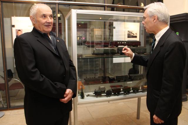 Andreas Sauer (rechts) mit Günther Braun, der Modelleisenbahnen und andere Ausstellungsstücke zur Verfügung gestellt hat