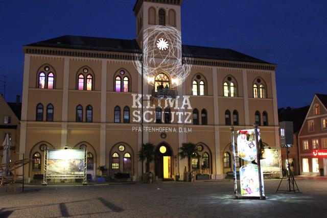 Das Rathaus war am Samstagabend passend illuminiert.