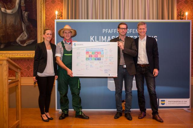 Sie präsentierten die Nachhaltigkeitserklärung der Stadtwerke Pfaffenhofen (von links):Klimaschutz-Managerin Saskia Kothe, Grünanlagen-Teamleiter Mario Dietrich, Dr. Sebastian Brandmayr und Stefan Eisenmann.