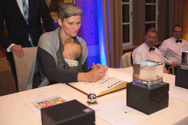 Patricia Kufer beim Eintrag ins goldene Buch