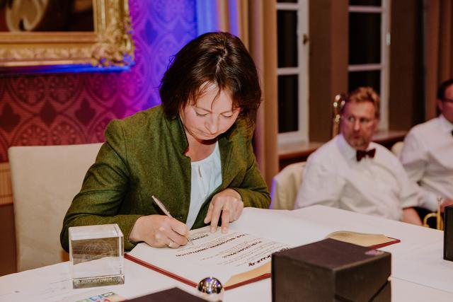 Michaela Weichselbaumer beim Eintrag ins goldene Buch