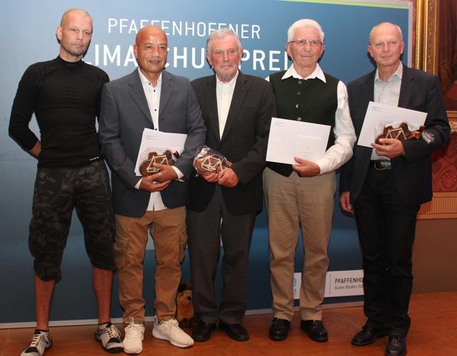 Die Gewinner der Aktion Stadtradeln (von links): Robert Kunz, Matin Jubel, Dr. Rainer Gepperth und Franz Nischwitz (Naturfreunde), Dirk Lieberum (RSV Hallertau).