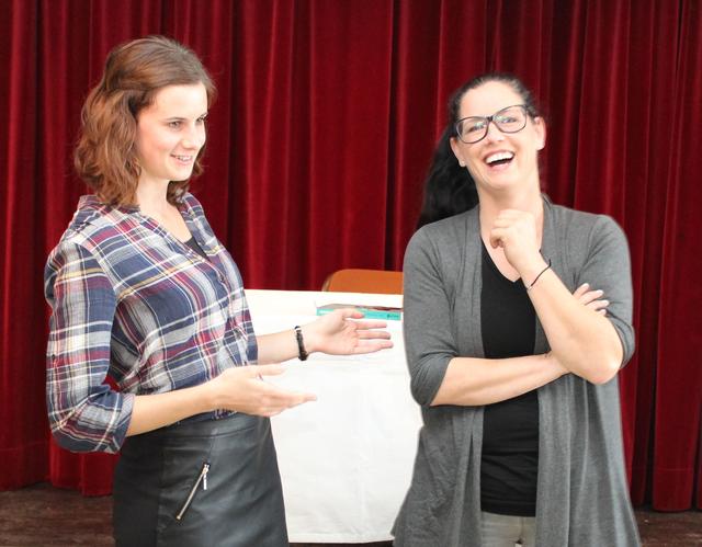 Sina Trinkwalder (rechts) mit der städtischen Kulturmitarbeiterin Petra Schweiger