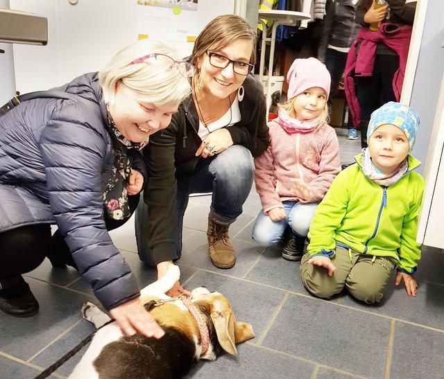 Mach toter Hund, Niki! Die ältere Hundedame, ein ehemaliger Laborbeagle, kommt stets dann zum Einsatz, wenn ein besonders gutmütiger Wuff gefragt ist. Tierheimleiterin Sandra Lob, Stadträtin Marianne Kummerer-Beck (ganz links) und ihre staunenden Enkelkinder (Foto: Christine Preyss)