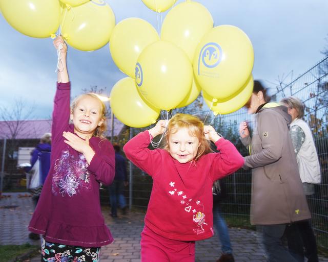 Sooo toll war‘s Den Schwestern Julia und Magdalena haben „die Hunde am besten gefallen. Und die Hasen! Und die Katzen! Und die Chinchillas!“ (Foto: Paul Ehrenreich)