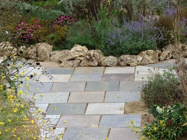 Sommerpflanzaktion im InterKulturGarten mit neu angelegtem Staudenbeet. Pflanzliste u.a.: Schönaster, Blumen-Dost, Duftnessel, Spanischer-Felberich, Indianernessel, Skabiose, Bergbohnenkraut, Präriegras, Phlox, Distel-Arten, Lavendel, Steinquendel, Dost, Natternkopf, Kornblume, Judassilberling, Flammenblume, Fetthenne, Duftveilchen, Duftgeranie, Königskerze, Zitronenverbene, Marokko-Minze, Borretsch, Tagetes, Malven, Schnittlauch, Johannisbeersalbei, Ysop, Speisesalbei und Thymian.