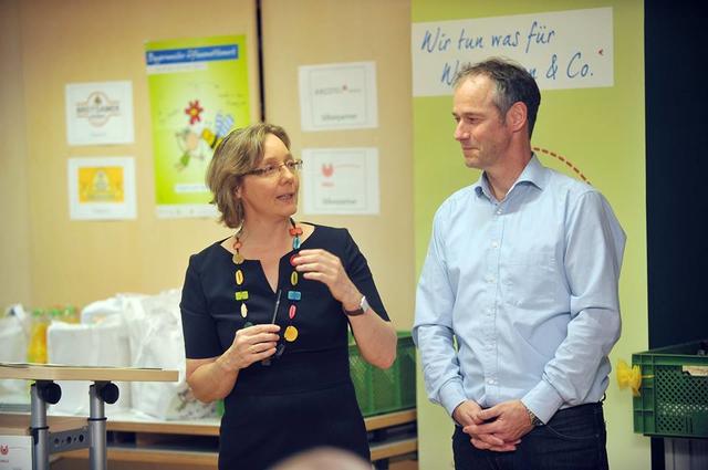 Dr. Corinna Hölzer und Cornelis Hemmer von der Stiftung für Mensch und Umwelt bei der Preisverleihung