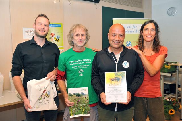 IKG-Neumitglied Diplom-Biologin Kerstin Stamm, die IKG-Koordinatoren Matin Jubel, Manfred“Mensch“Mayer und Nikolaus Buhn bei der Ehrung des InterKulturGartens als 1. Sieger des bayerischen Pflanzwettbewerbs: "Bayern summt! – Wir tun was für Bienen & Co!“ Foto: Astrid Schmidhuber