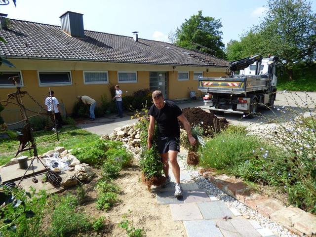 Sommerpflanzaktion im InterKulturGarten. Pflanzliste u.a.: Schönaster, Blumen-Dost, Duftnessel, Spanischer-Felberich, Indianernessel, Skabiose, Bergbohnenkraut, Präriegras, Phlox, Distel-Arten, Lavendel, Steinquendel, Dost, Natternkopf, Kornblume, Judassilberling, Flammenblume, Fetthenne, Duftveilchen, Duftgeranie, Königskerze, Zitronenverbene, Marokko-Minze, Borretsch, Tagetes, Malven, Schnittlauch, Johannisbeersalbei, Ysop, Speisesalbei und Thymian.