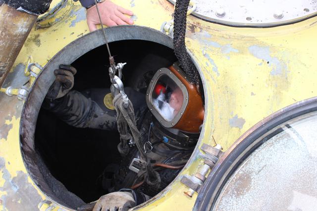 In der Trichterspitze des Faulturms steigt der Taucher ein