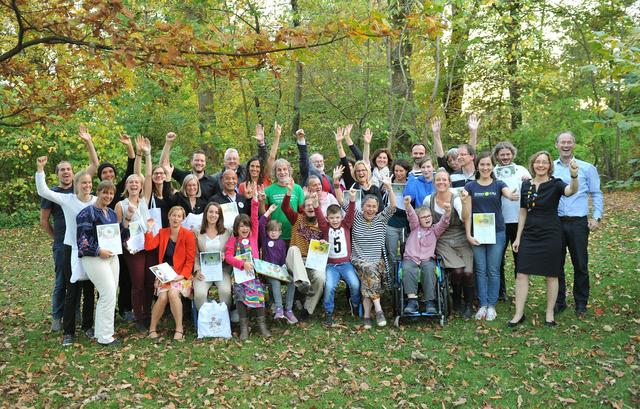 Prämierungsfeier für die Sieger des bayerischen Pflanzwettbewerb: "Bayern summt!". 
Viele GewinnerInnen waren anwesend und freuten sich über ihre Urkunden und nette Sachpreise. Gute Stimmung, tolle bienenfreundliche Gärten und Vernetzung beim Bio-Essen danach!  Foto: Astrid Schmidhuber
