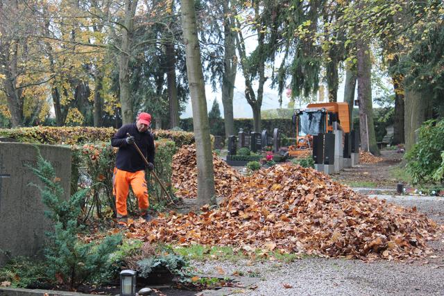 Mitarbeiter der Abteilung Grünanlagen unterstützen die Belegschaft auf dem Friedhof vor dem Feiertag