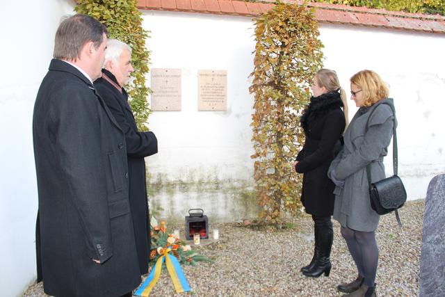 An der Gedenkstätte auf dem Friedhof in Uttenhofen