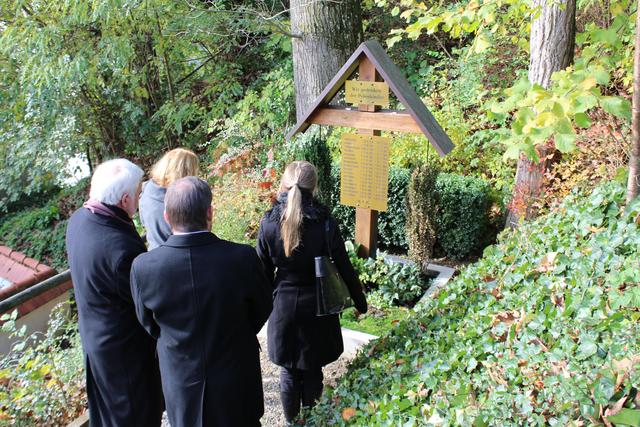 Am Grab der "Vergessenen Kinder" am Friedhof in Uttenhofen