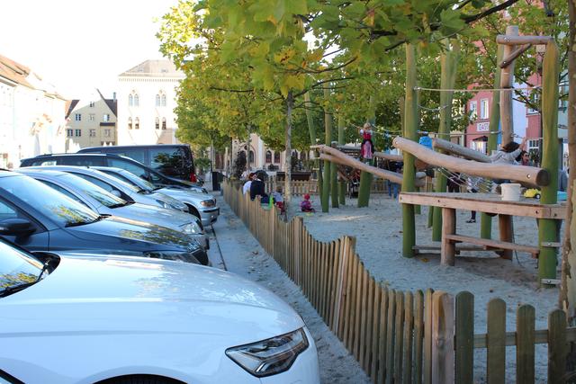 Die Autos parken auf dem Hauptplatz bis direkt an den Kinderspielplatz. Mit der Verkehrsberuhigung soll auch für mehr Sicherheit der Kinder gesorgt werden.