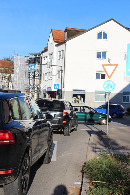 Dichter Verkehr herrscht täglich, vor allem zu Stoßzeiten, am Kreisel in der Scheyerer Straße.