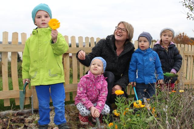 Letzte "Arbeiten" im Bauerngarten der Kita Ecolino