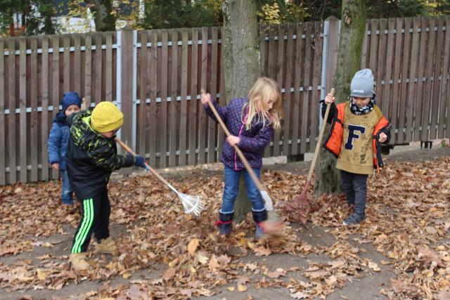 Laubrechen in der Kita St. Johannes