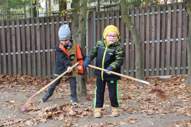 Laubrechen in der Kita St. Johannes