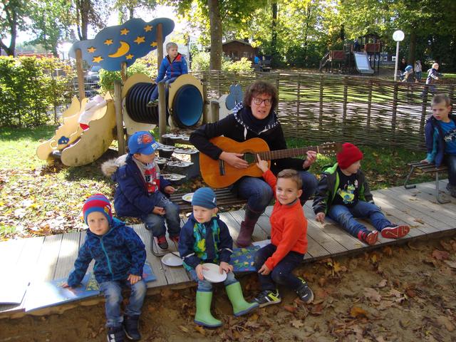 Singen am Kartoffelfeuer in der Kita St. Elisabeth