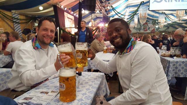 Vereinsmitglieder Africa Together auf dem Volksfest