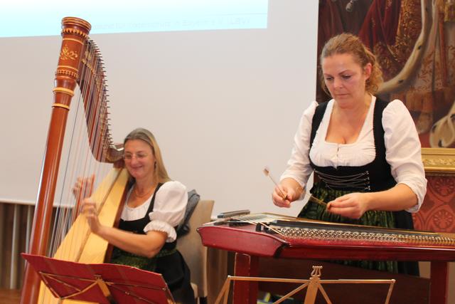 Die Musikerinnen Karoline Frey (Harfe) und Sylvia Kaufmann (Hackbrett)
