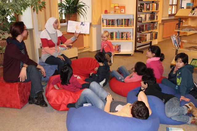 Vorlesestunde in der Stadtbücherei am internationalen „Tag der Muttersprache“