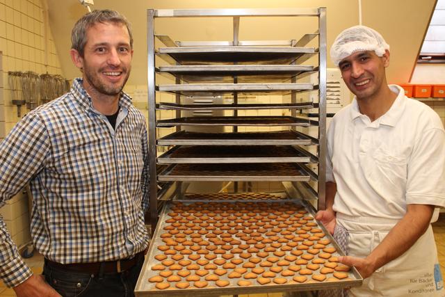 Ein Konditor aus Damaskus backt deutsche Weihnachtsplätzchen, macht den besten Kaiserschmarrn des Hauses und hat syrische Gebäckspezialitäten auf die Speisekarte im Café Hipp gebracht: Dominik Hipp (links) hat mit Mohamed Al Mjaber einen versierten Mitarbeiter und Meister seines Fachs angestellt.