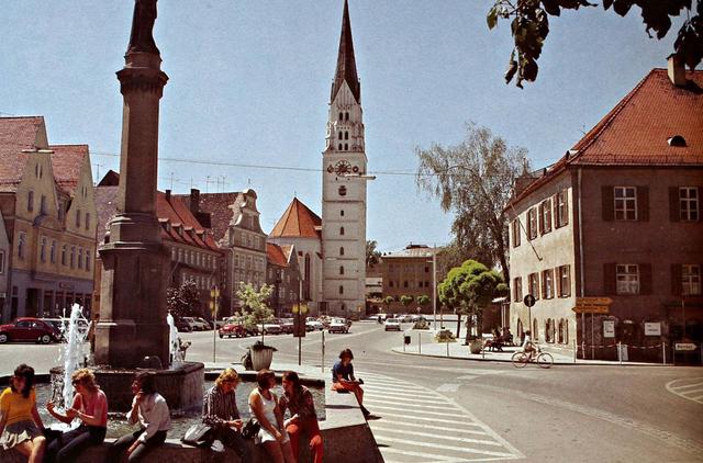 Gemütlich ein Eis essen am Marienbrunnen (um 1970) ist nur noch eine nostalgische Vorstellung.