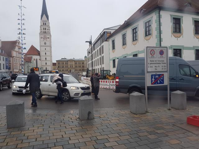 Szene der Durchfahrt am Hauptplatz Pfaffenhofen im November 2017 (weniger romantisch ;-).