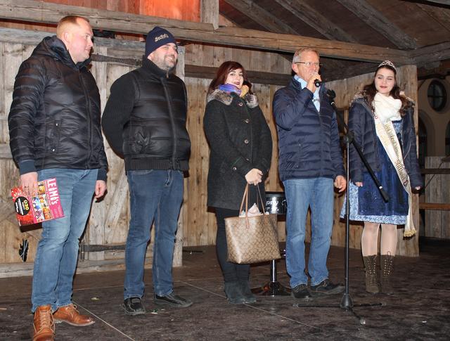 Offizielle Eröffnung des Pfaffenhofener Christkindlmarktes (von links): Christkindlmarkt-Organisator Philipp Schleef, Marktreferent Richard Fischer, Kartoffelkönigin Jacqueline Blöckl, Dritter Bürgermeister Roland Dörfler, Volksfestkönigin Verena Neumann.
﻿