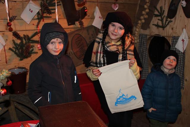 Der Wichtel empfängt kleine und große Besucher in seiner hübschen Wichtelhütte.