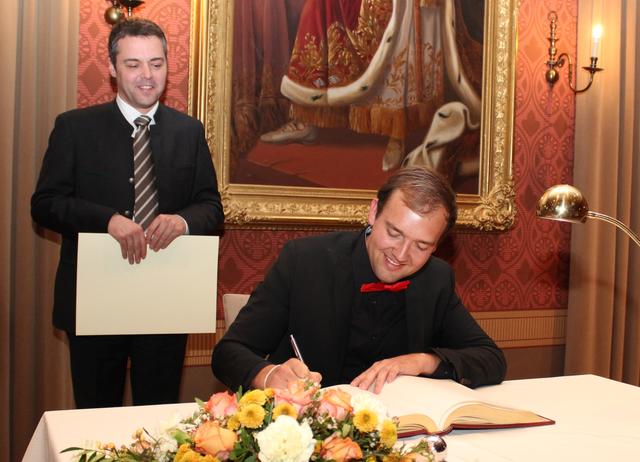 Daniel Reisner trug sich ins Goldene Buch der Stadt ein.