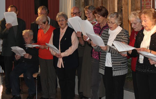 Der Singkreis unter der Leitung von Adelheid Schurius