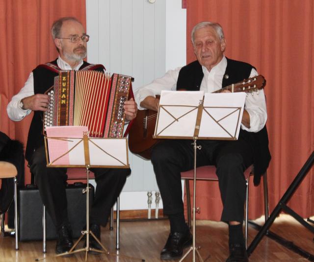 Franz Brückl und Jürgen Weber begleiteten die Adventfeier des Seniorenbüros musikalisch.