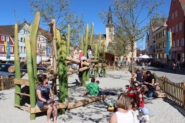 Das schöne Wetter, der Spielplatz und der Stadtstrand mitten auf dem Hauptplatz sowie die stets voll besetzte Bimmelbahn rundeten das Pfaffenhofener Sommermärchen 2017 ab.