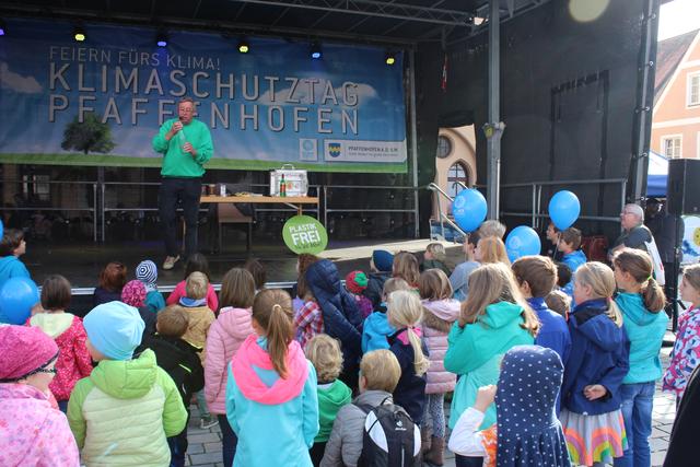Nach dem Motto "Auf geht´s, Welt retten!" veranstaltete die Stadt Pfaffenhofen am 21. Oktober den dritten Klimaschutztag mit viel Information und einem bunten Programm, wie der Bühnen-Show von und mit dem TV-Star Christoph Biemann.