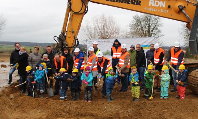 "Wer will fleißige Handwerker sehen?" Mit einem Lied und dem ersten Spatenstich gaben die Kinder am 8. Dezember den Startschuss für den Neubau der Kita St. Andreas.