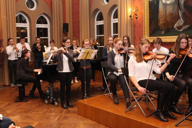Das Sinfonieorchester der Musikschule spielte in 25-köpfiger Besetzung.