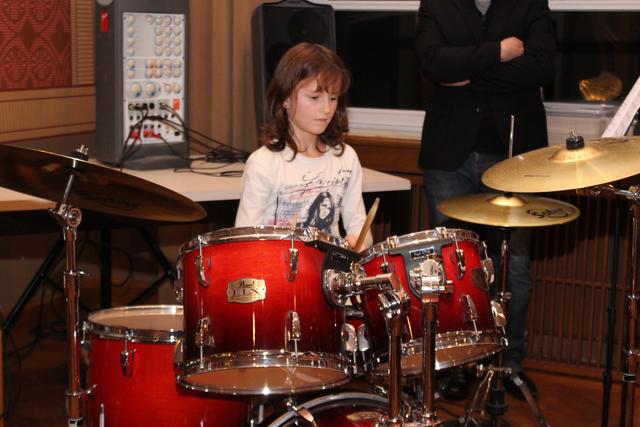 Cool und fetzig: die kleine Schlagzeugerin Veronika Friess am Drumset.