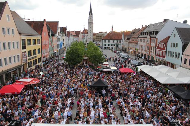 Richtig voll war es auf dem Hauptplatz bei den Open-air-Konzerten im Kultursommer.