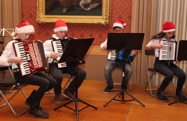 Die Akkordeon-Kids wünschten musikalisch und optisch frohe Weihnachten.