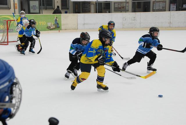 die dritte Reihe stürmt ebenfalls