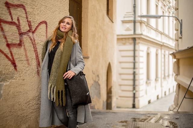 Kleiderkammer Mitglied Angelina Beck mit einer RestCycling-Tragetasche aus einer ehemaligen Filzjacke