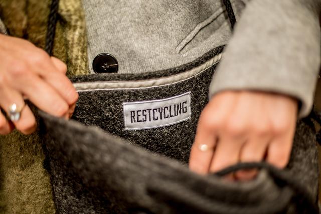 RestCycling-Tragetasche aus einer ehemaligen Filzjacke